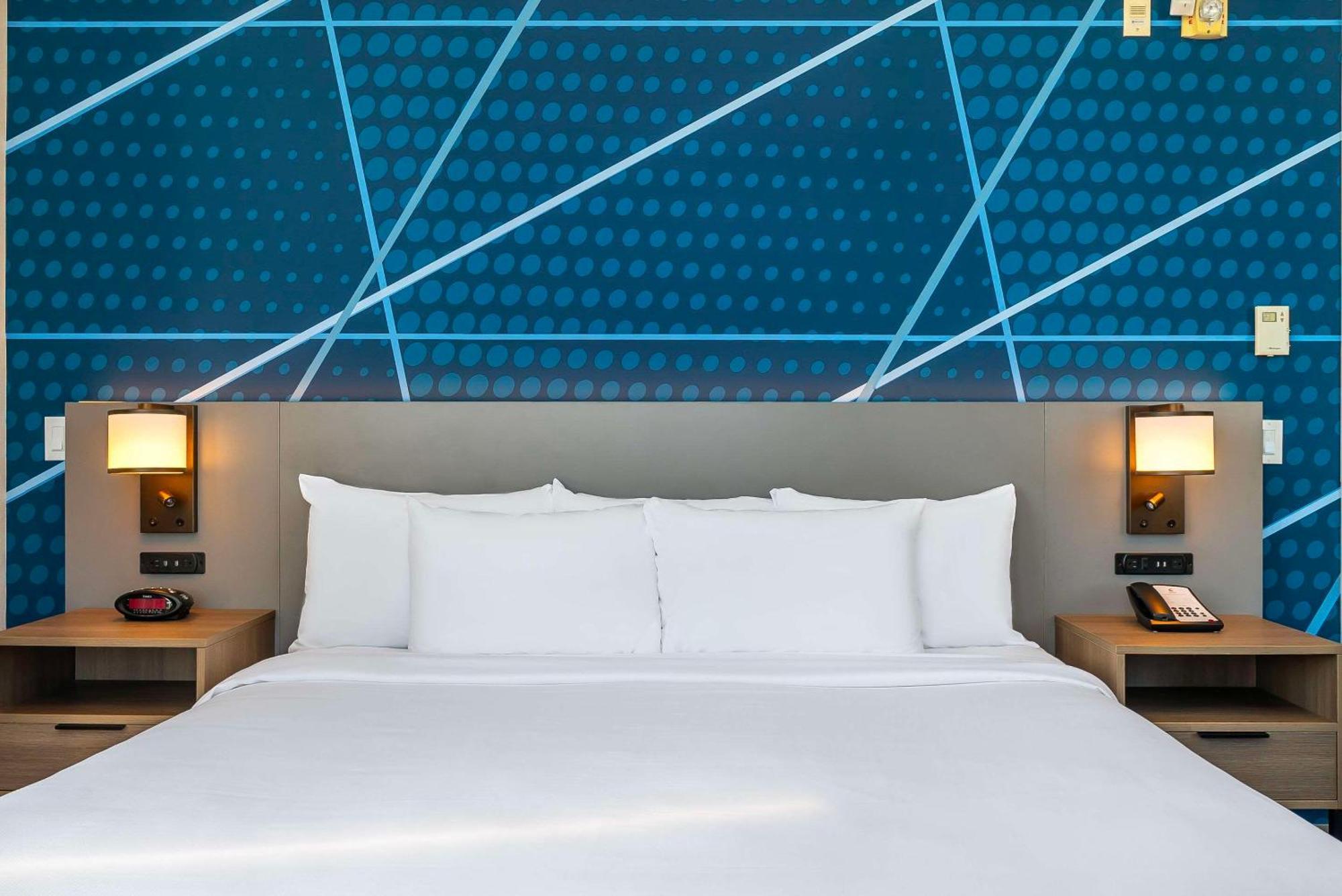 Comfort Suites Kelowna Ngoại thất bức ảnh