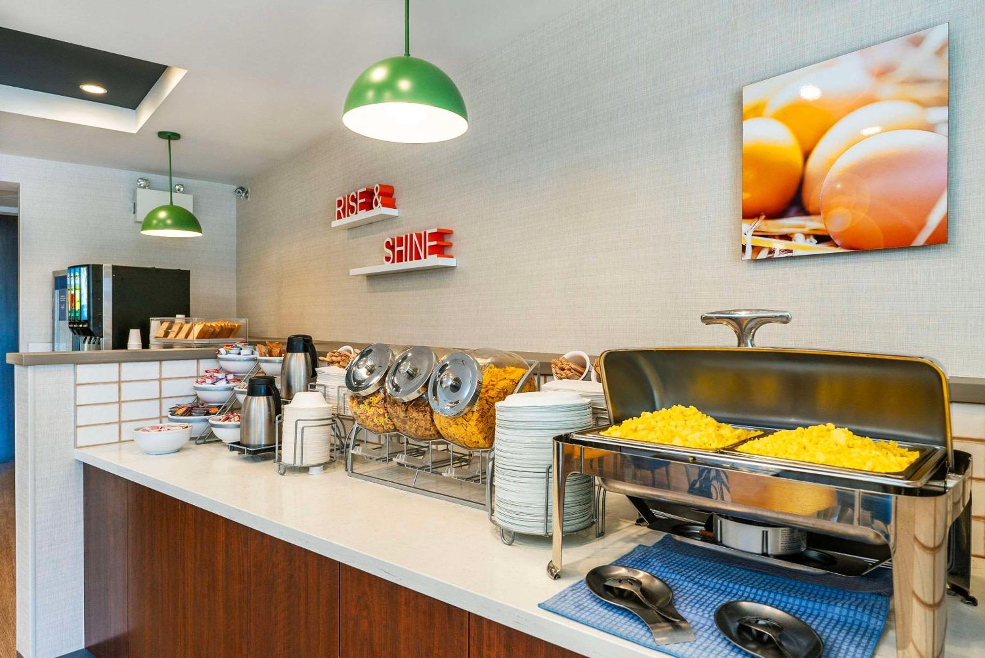 Comfort Suites Kelowna Ngoại thất bức ảnh