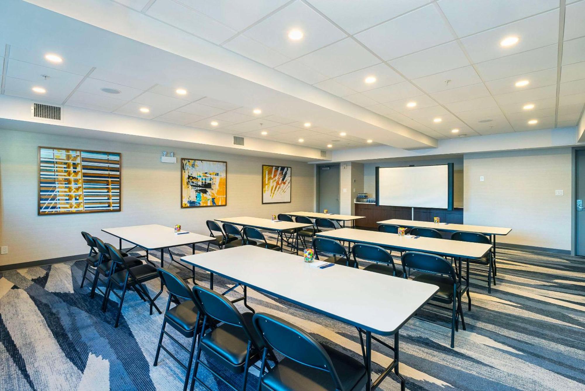 Comfort Suites Kelowna Ngoại thất bức ảnh