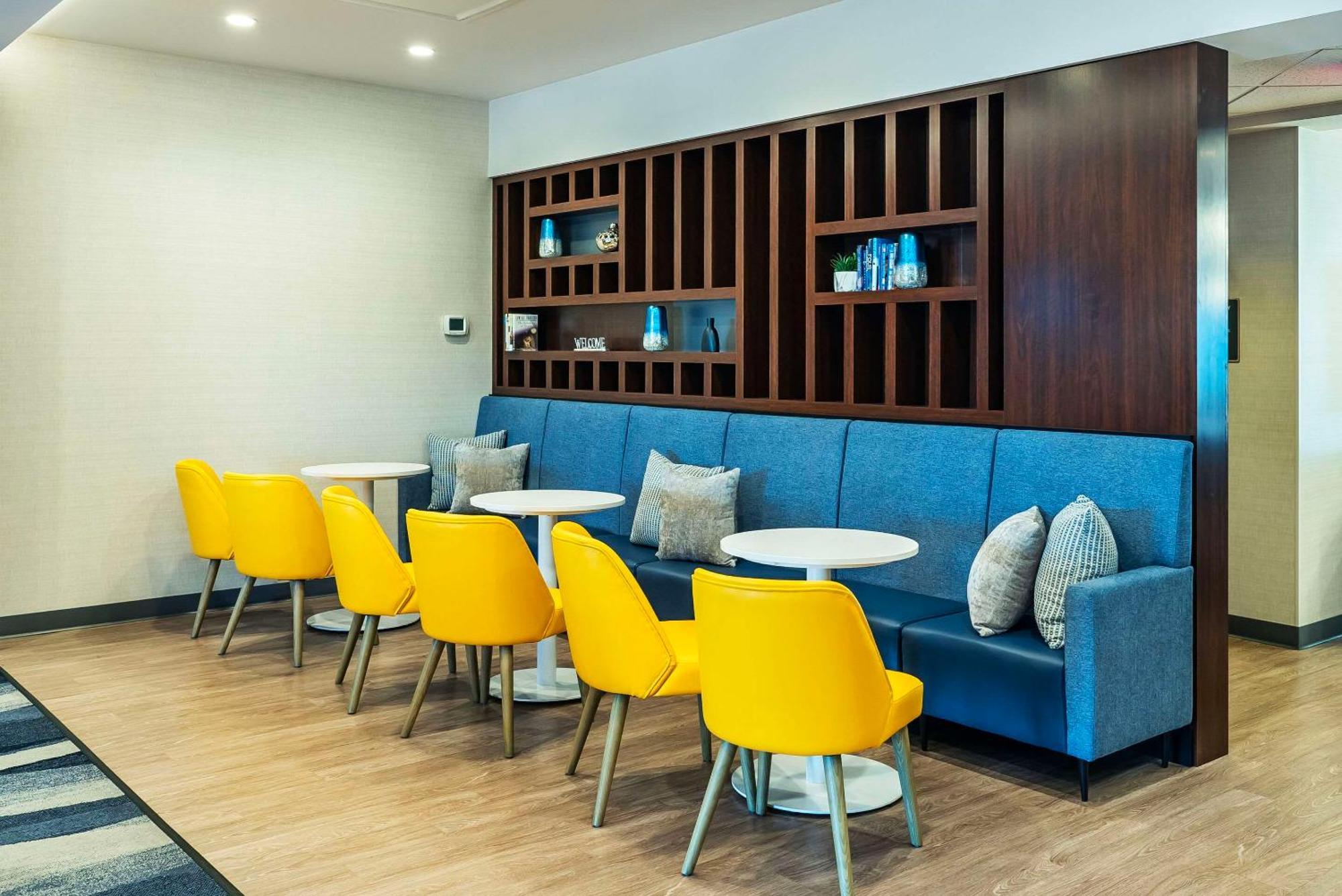 Comfort Suites Kelowna Ngoại thất bức ảnh